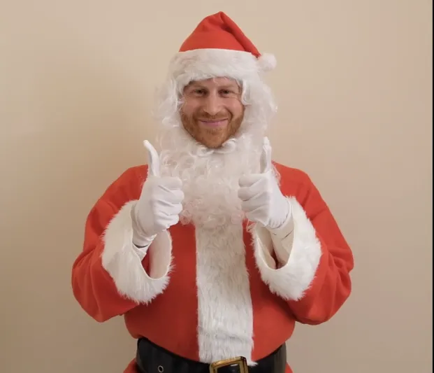 الأمير هاري متنكرًا في زي «بابا نويل».. ماذا يفعل؟ «فيديو»