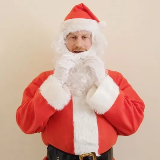 الأمير هاري متنكرًا في زي «بابا نويل».. ماذا يفعل؟ «فيديو»