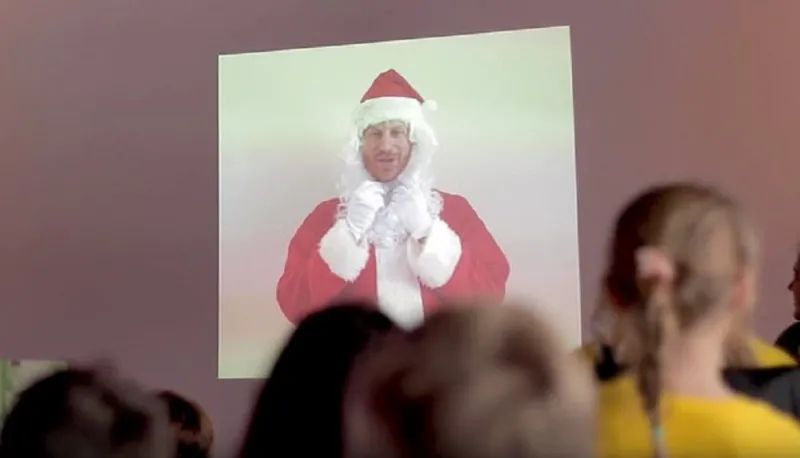 الأمير هاري متنكرًا في زي «بابا نويل».. ماذا يفعل؟ «فيديو»