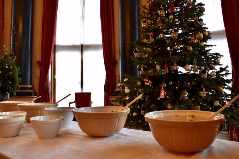 رغم مشاكل العائلة المالكة.. الملكة إليزابيث وأمراء بريطانيا يعدون «حلوى البودينج»