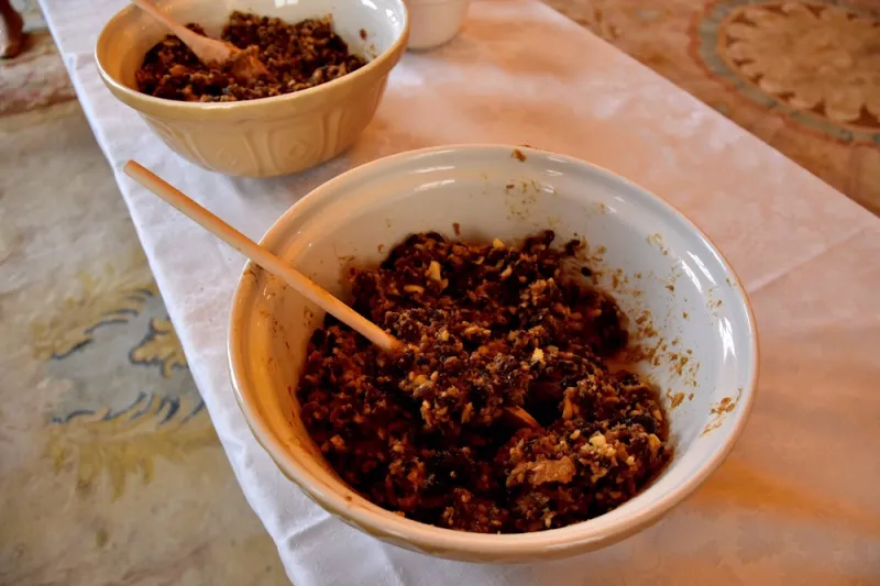 رغم مشاكل العائلة المالكة.. الملكة إليزابيث وأمراء بريطانيا يعدون «حلوى البودينج»