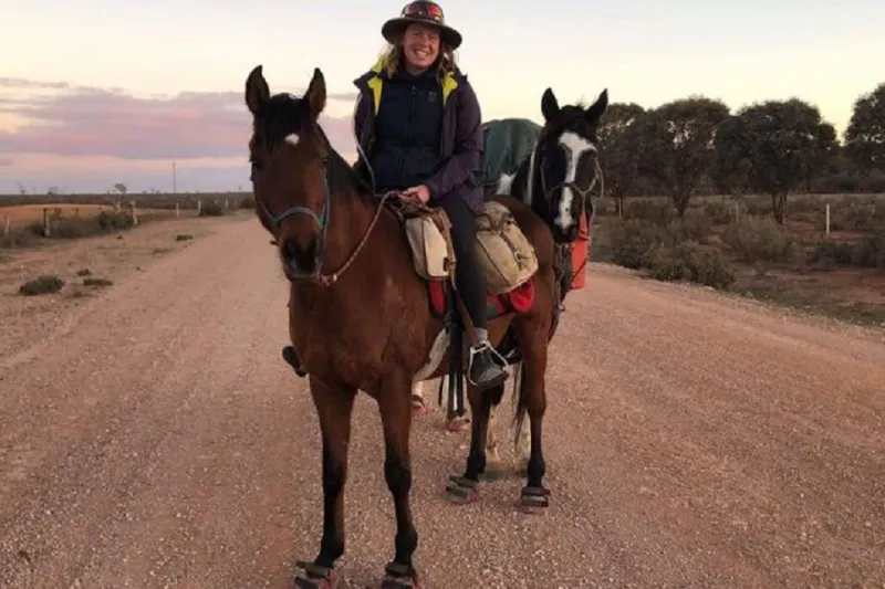 مستعينة بجواد.. كيف قررت شابة أسترالية التحرر من ضغوط الحياة؟