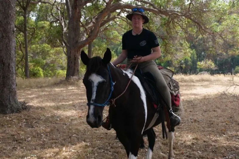 مستعينة بجواد.. كيف قررت شابة أسترالية التحرر من ضغوط الحياة؟