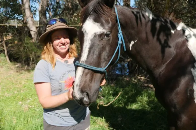 مستعينة بجواد.. كيف قررت شابة أسترالية التحرر من ضغوط الحياة؟