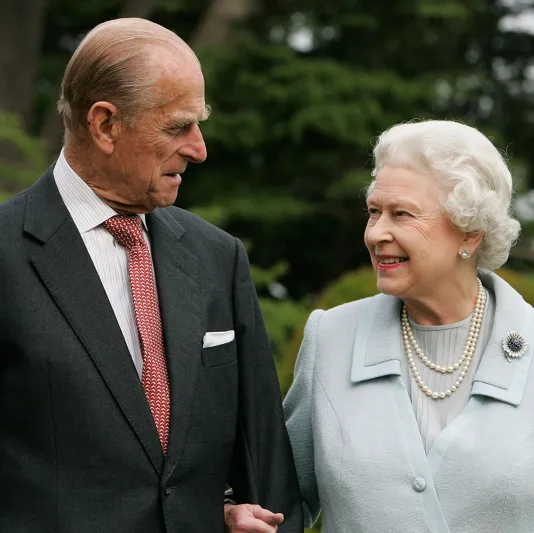 سبب غريب.. لماذا لم تزر الملكة إليزابيث زوجها الأمير فيليب في المستشفى؟