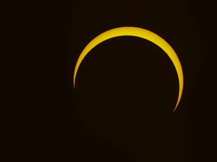 مشهد نادر.. لحظة كسوف الشمس الحلقي في المملكة «فيديو»