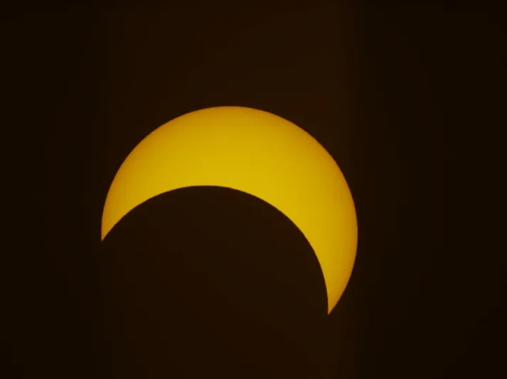 مشهد نادر.. لحظة كسوف الشمس الحلقي في المملكة «فيديو»