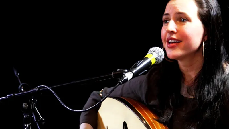  اعتزلت الغناء بعد اعتناقها الإسلام.. قصة جنيفر جراوت التي آسرت القلوب بترتيلها للقرآن «فيديو»