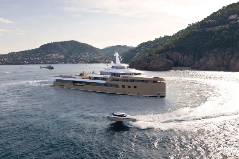 أول يخت كاسر للجليد في العالم «فيديو»