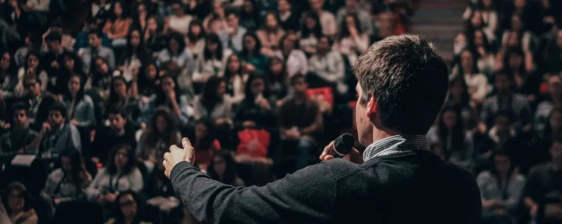 3 عناصر لا تتركها.. كيف تكسب انتباه جمهورك في العروض التقديمية