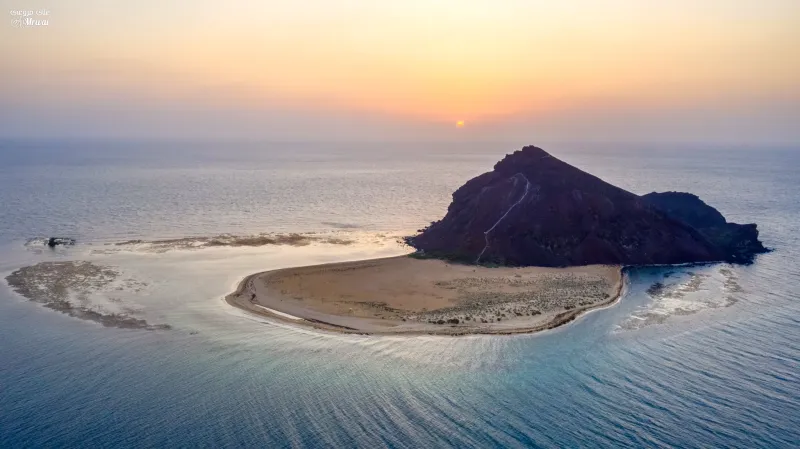 لقطات ساحرة للطبيعة الخلابة بجزيرة «كدمبل» بعسير وقت الغروب «فيديو»