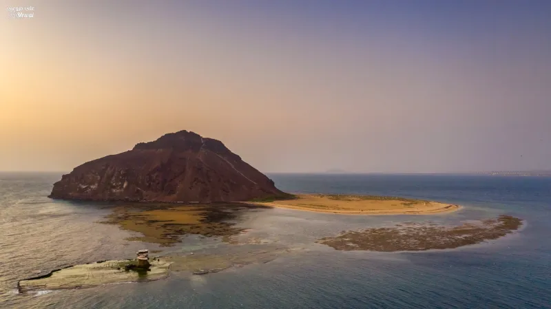 لقطات ساحرة للطبيعة الخلابة بجزيرة «كدمبل» بعسير وقت الغروب «فيديو»