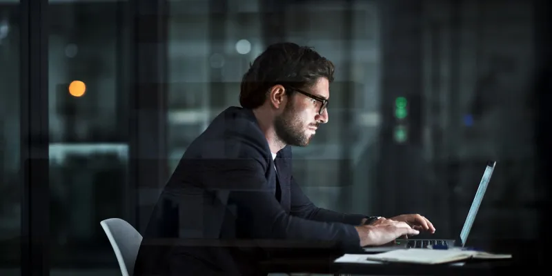 مرض «مرفق لاعب التنس» يهدد أصحاب العمل المكتبي.. هذه أعراضه