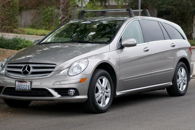  تحدي غريب بين سيارة مرسيدس «ار كلاس» وسيارة لعبة لطفل «فيديو»