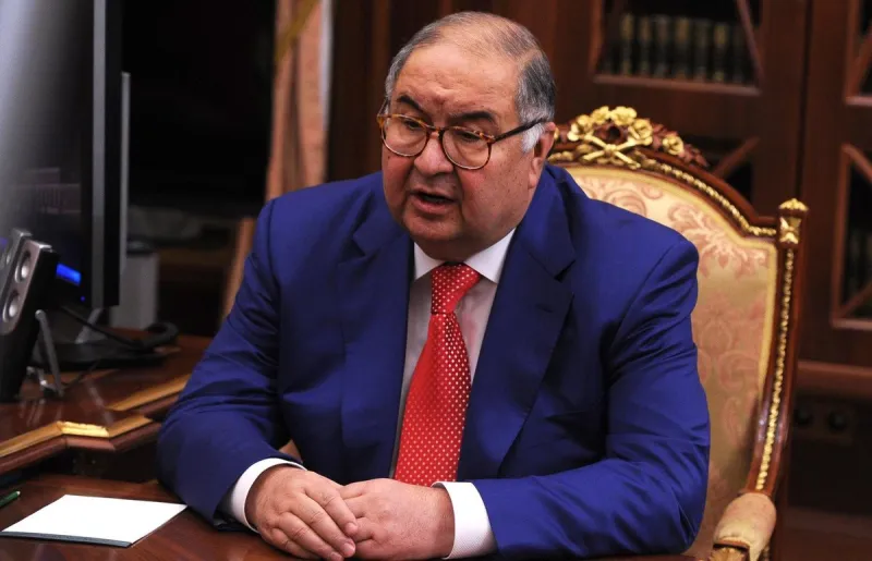  ملياردير قرر تقسيم ثروته مع الذين ساعدوه