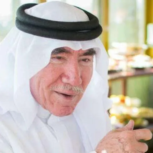  عبد الرزاق خوجة.. خطاط العملة السعودية الذي لمع أسمه منذ 6 عقود «فيديو»