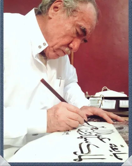  عبد الرزاق خوجة.. خطاط العملة السعودية الذي لمع أسمه منذ 6 عقود «فيديو»