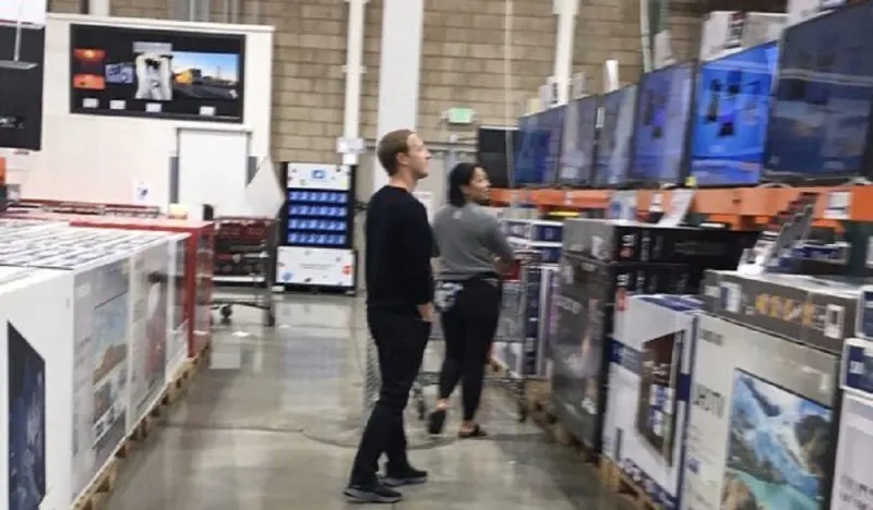 برغم ثروته الضخمة.. «زوكربيرج» يتسوق لشراء تليفزيون في التخفيضات