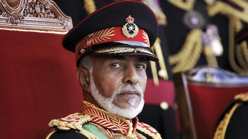 شاهد لحظة فتح وصية السلطان قابوس.. وهذا ما جاء بها