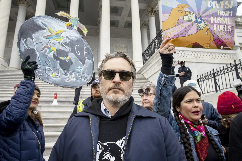 لماذا ألقت الشرطة القبض على بطل فيلم الجوكر؟ (فيديو)