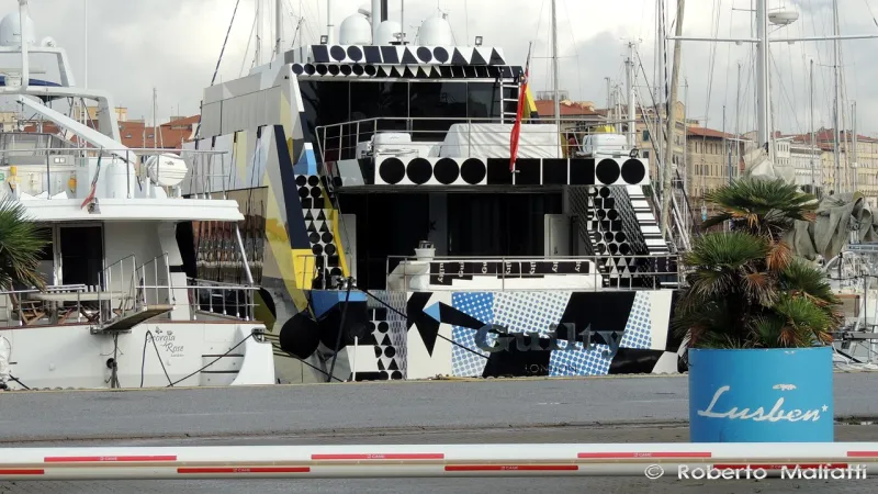 قطعة فنية عائمة على المحيط..شاهد يخت «جيلتي» الفاخر