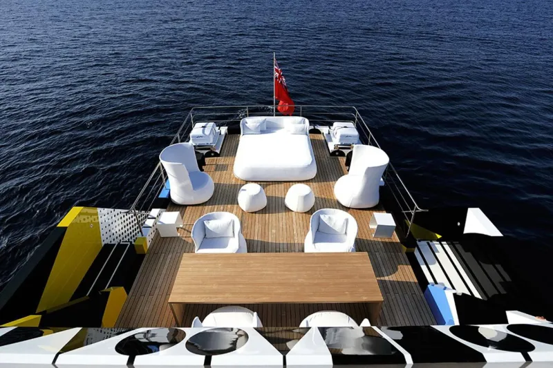 قطعة فنية عائمة على المحيط..شاهد يخت «جيلتي» الفاخر