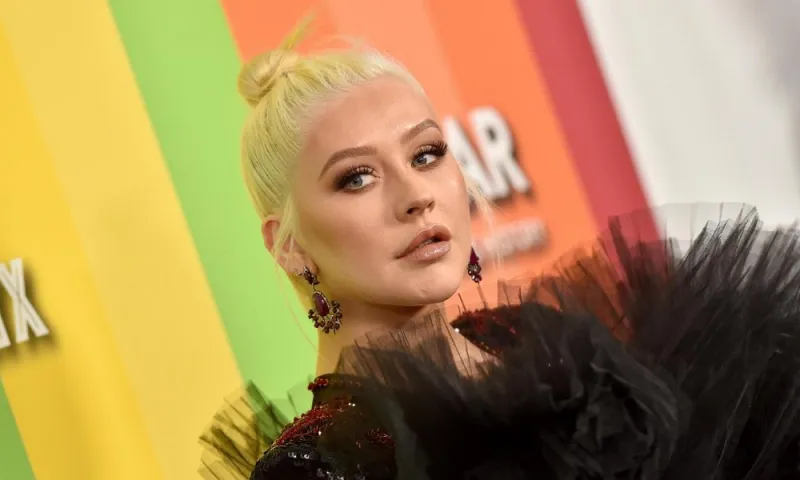 أحدهم يرتدي ساعتين وأخرى تأكل الحشرات.. أغرب عادات مشاهير الفن