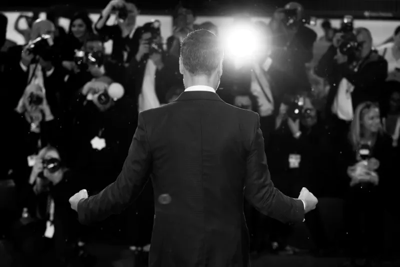 أحدهم يرتدي ساعتين وأخرى تأكل الحشرات.. أغرب عادات مشاهير الفن