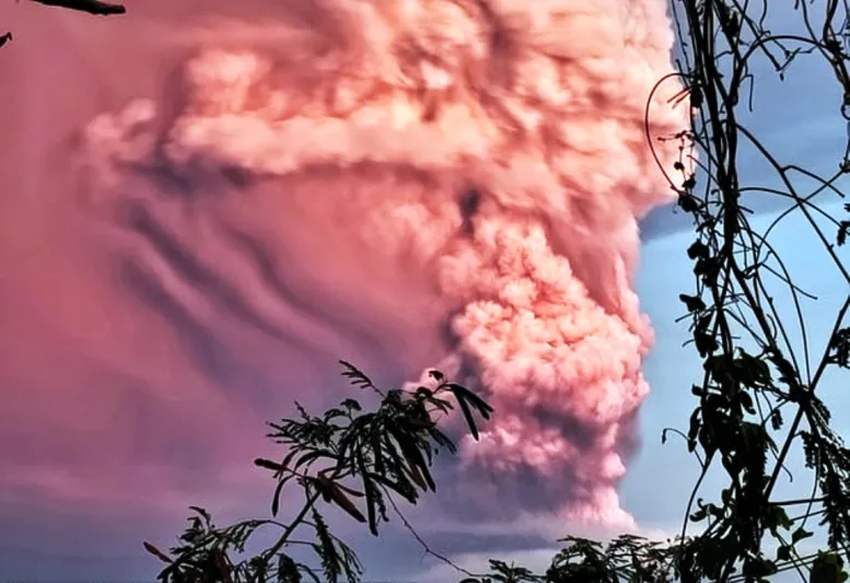 لحظة قذف بركان ثائر حمما نارية في الفلبين «فيديو»