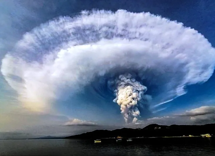 لحظة قذف بركان ثائر حمما نارية في الفلبين «فيديو»