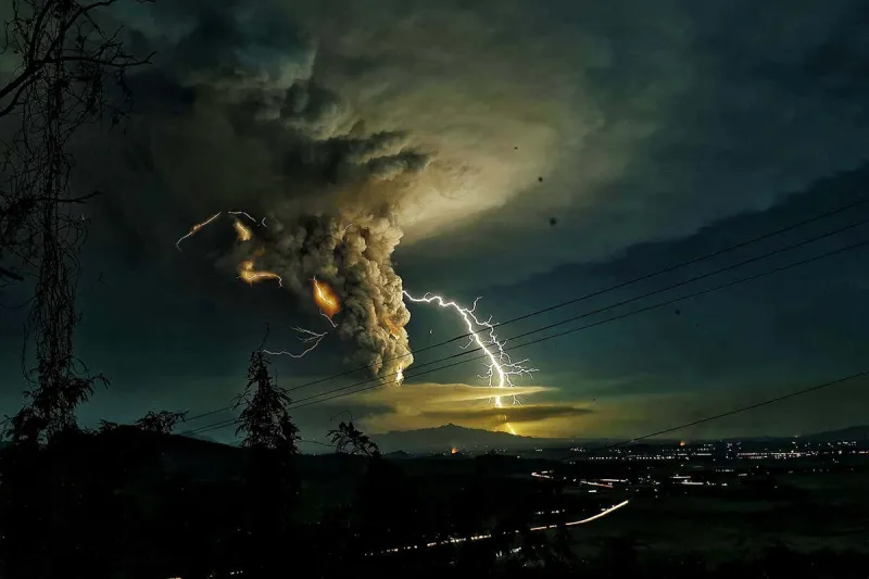 لحظة قذف بركان ثائر حمما نارية في الفلبين «فيديو»