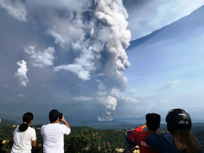 لحظة قذف بركان ثائر حمما نارية في الفلبين «فيديو»