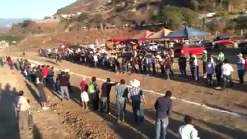 حصان يُدخل مشجعًا في سباق للعناية المركزة.. ماذا حدث ؟ «فيديو»