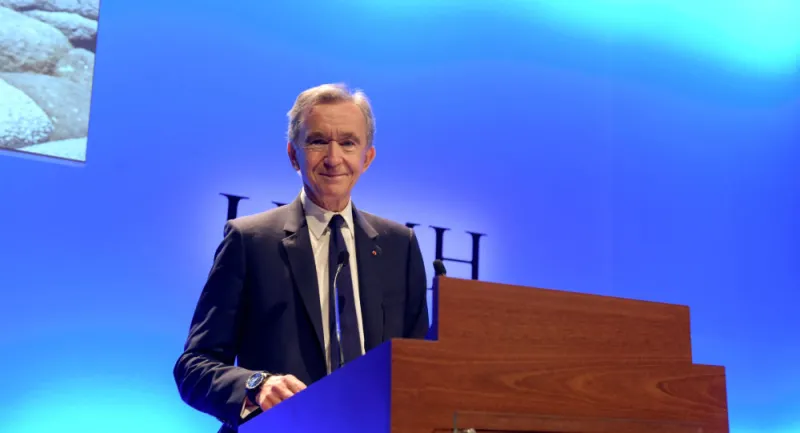 من هو الأوروبي الذي أفقد بيزوس لقب أغنى رجل في العالم وحل مكانه؟