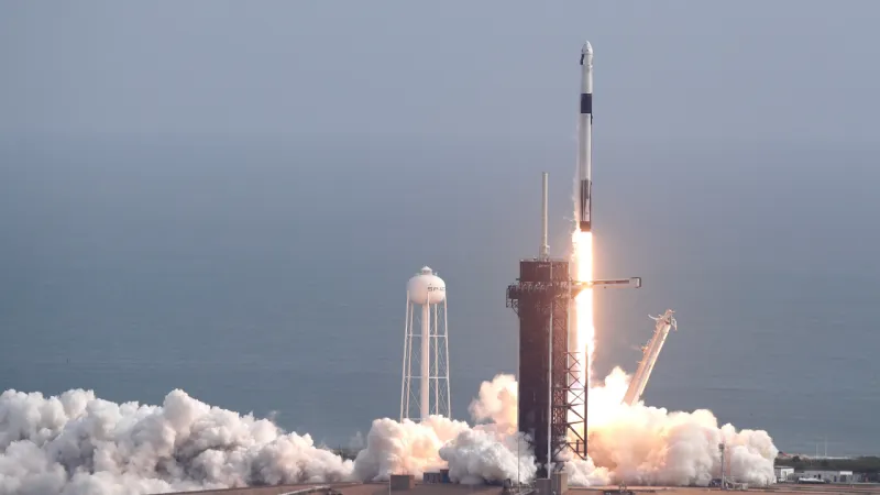 «Space X» تنجح في تجربة جديدة لنقل البشر للفضاء.. تفاصيل «فيديو»