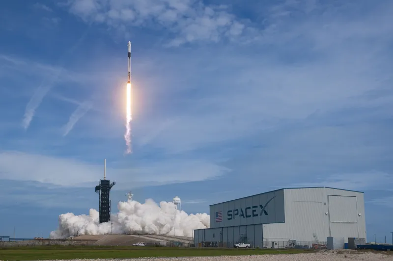 «Space X» تنجح في تجربة جديدة لنقل البشر للفضاء.. تفاصيل «فيديو»