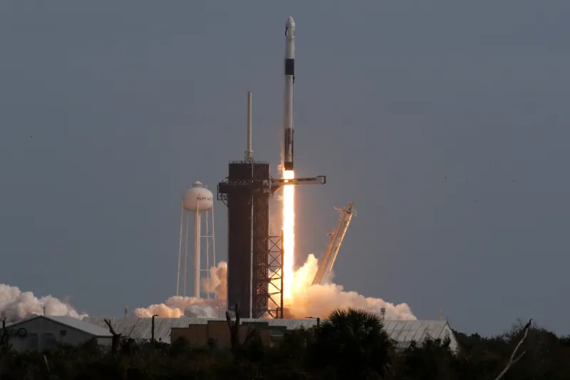 «Space X» تنجح في تجربة جديدة لنقل البشر للفضاء.. تفاصيل «فيديو»