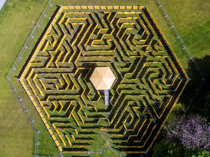 لعشاق المغامرات المثيرة..أكبر متاهة في العالم بأبوظبي