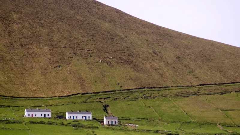 هل ترغب في العودة لحياة القرن الماضي وبدون إنترنت؟ .. جزيرة أيرلندية توفر ذلك