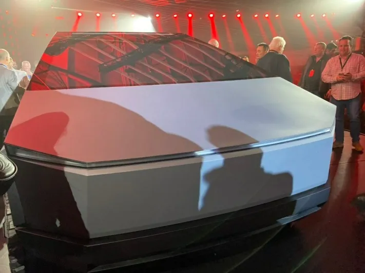أين المرايات الجانبية في تصميم مدرعة تيسلا؟ «فيديو»