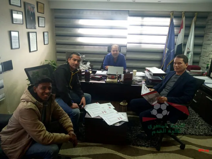 أكبر محترف لكرة القدم في العالم .. بعمر 75 ويسعى لـ«جينيس» (فيديو)