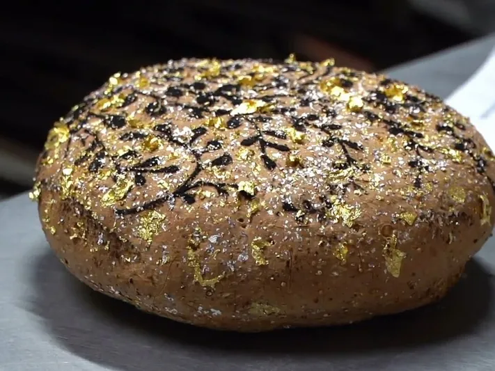 أغلى خبز في العالم مُطعم بالذهب والفضة في متجر بإسبانيا ! «فيديو»