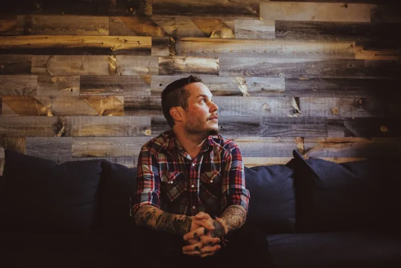 «كتاب اليوم».. كيف أصبح البقاء صغيرًا أهم شيء في عالم الأعمال اليوم؟