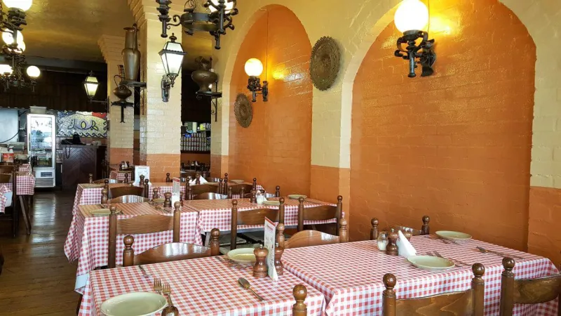 تناول الطعام بصحبة أصدقائك دون مطالعة هاتفك.. مطعم إيطالي يحقق ذلك بطريقة مبتكرة