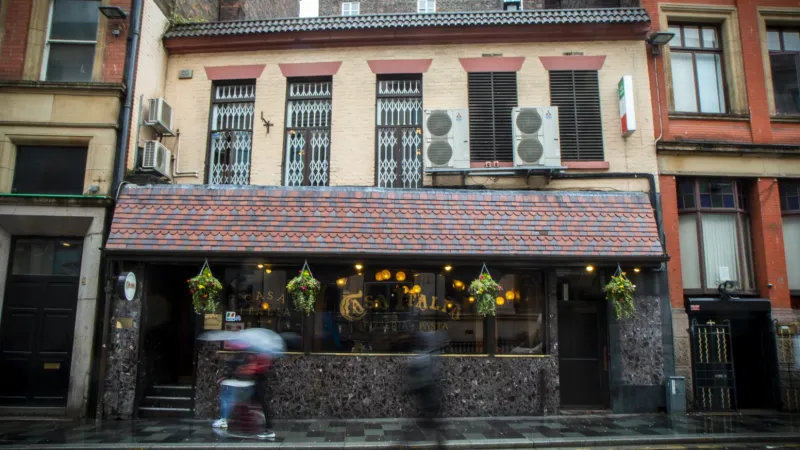 تناول الطعام بصحبة أصدقائك دون مطالعة هاتفك.. مطعم إيطالي يحقق ذلك بطريقة مبتكرة