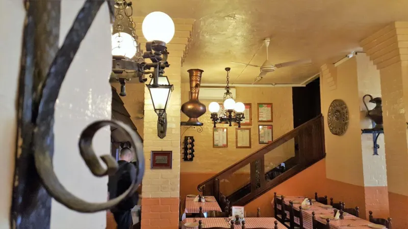 تناول الطعام بصحبة أصدقائك دون مطالعة هاتفك.. مطعم إيطالي يحقق ذلك بطريقة مبتكرة