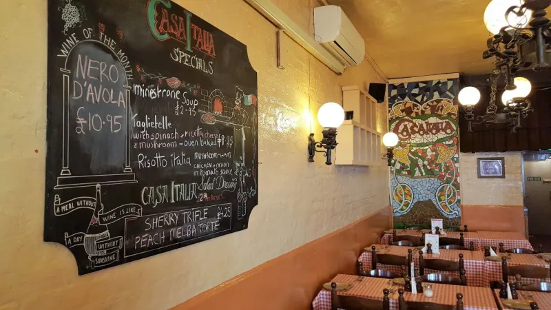 تناول الطعام بصحبة أصدقائك دون مطالعة هاتفك.. مطعم إيطالي يحقق ذلك بطريقة مبتكرة