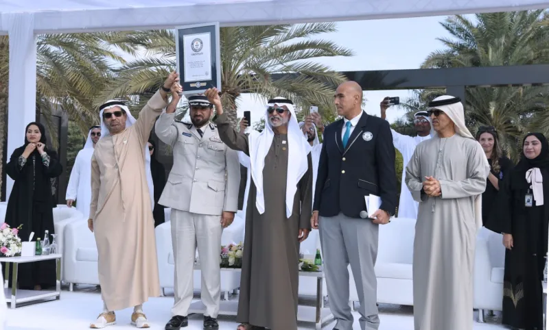 أطول سلسلة تصافح بالأيدي في العالم.. رقم قياسي جديد تسجله الإمارات «فيديو»