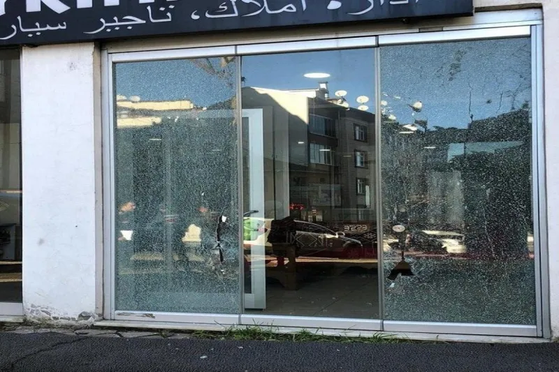 مقاول تركي يعتدي على رجل أعمال سعودي ويحطم واجهة شركته بالرصاص «فيديو»