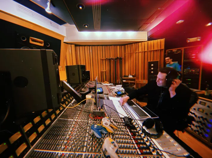 إيلون ماسك يطلق مقطوعة موسيقية بصوته.. استمع إليها 